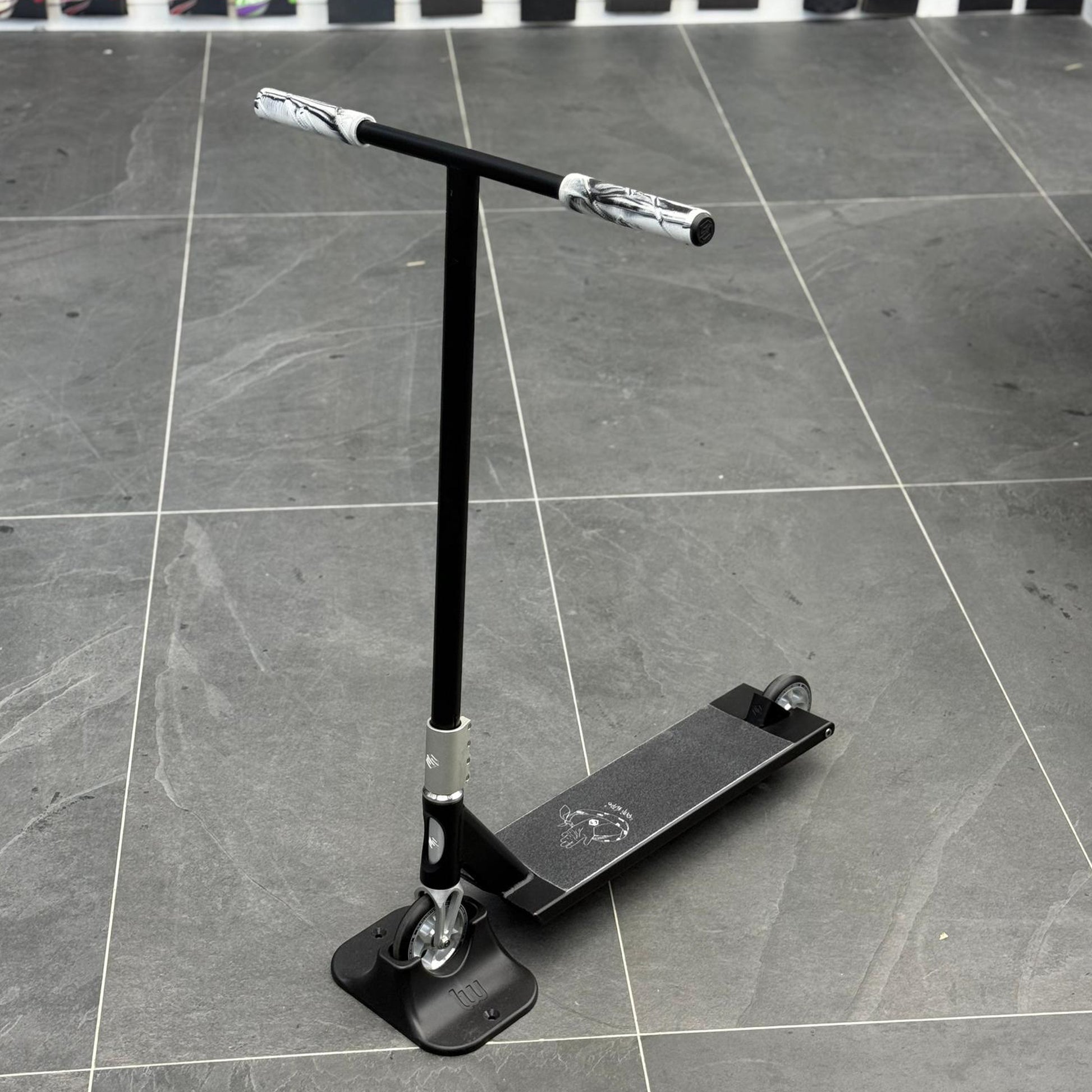 Scooter Complete Custom Striker Gravis- Scootworld.es