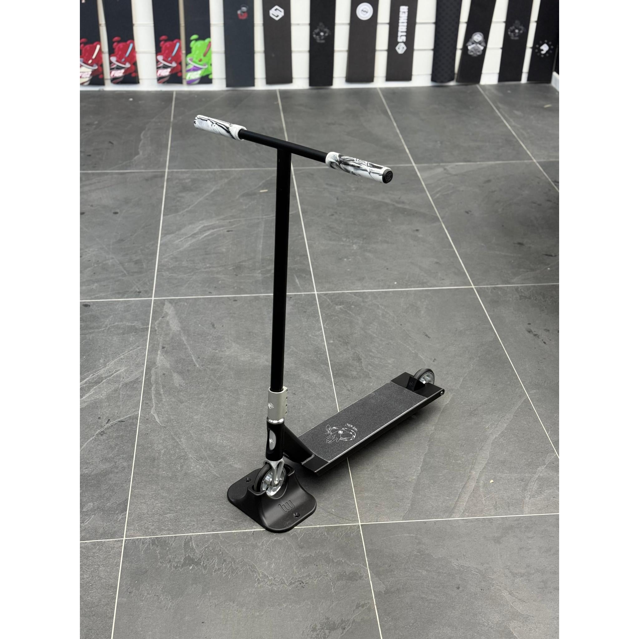 Scooter Complete Custom Striker Gravis- Scootworld.es